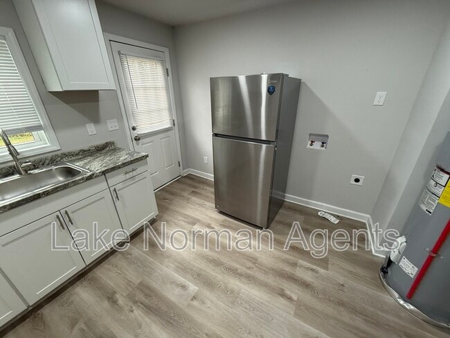 Building Photo - 707 N Main St