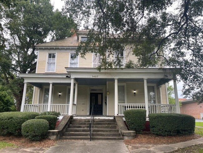 Building Photo - One Bedroom Apartment Off of Tattnall Squa...