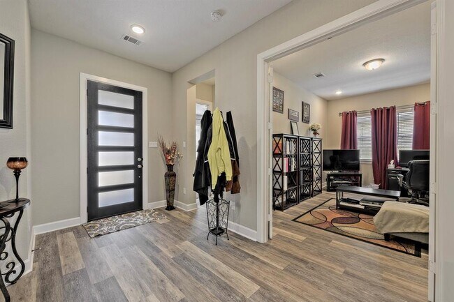 Building Photo - 10011 Golden Woods Dr