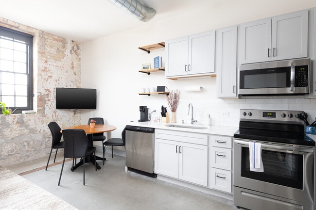 Building Photo - 1009 W Juneau Ave