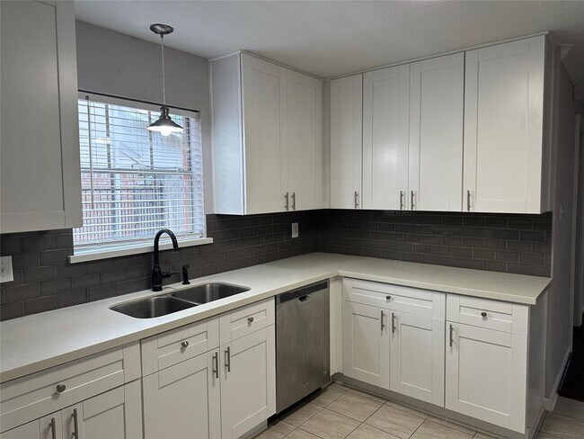 Foto del edificio - 11610 Cypresswood Dr