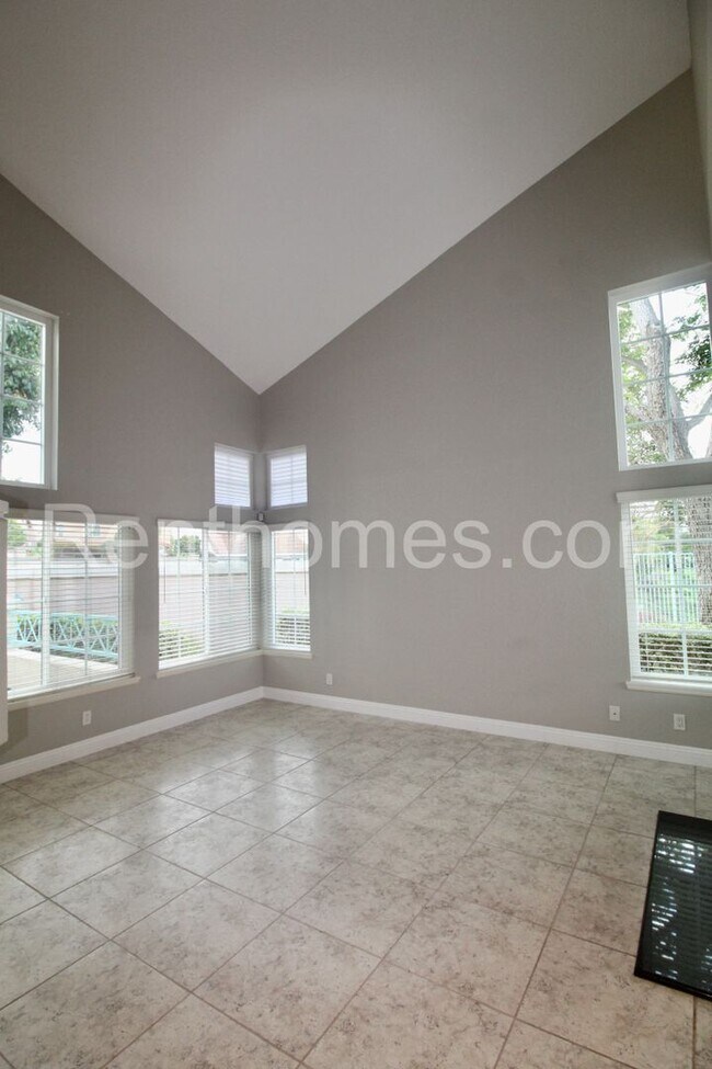 Foto del edificio - 12696 Springbrook Dr
