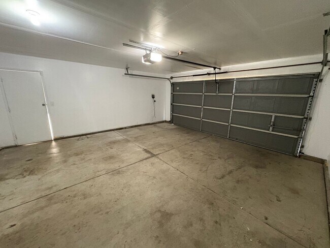Foto del edificio - Spacious Corner Lot Home Available Now!