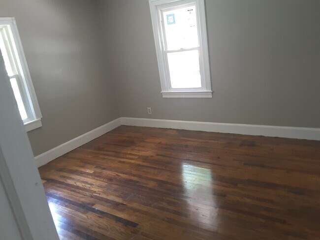 Building Photo - Charming 3 bedroom / 1 bath home