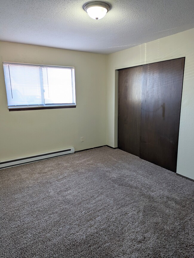 1200-1360 1 bedroom unit- bedroom - Meadowview Apartments