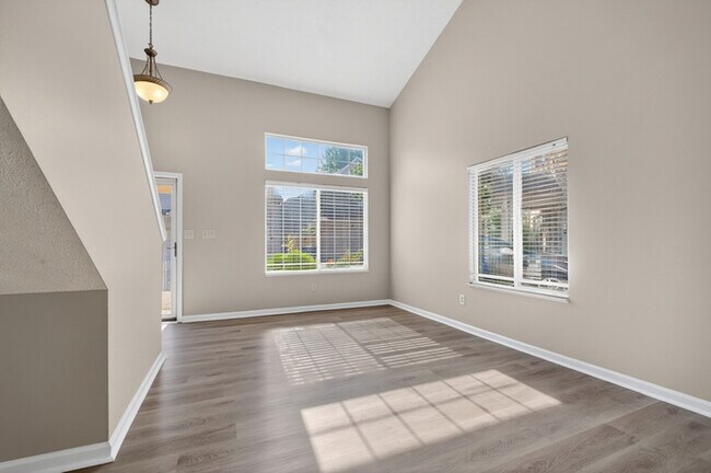 Foto del edificio - Light-Filled Fishers Home with Fenced Yard