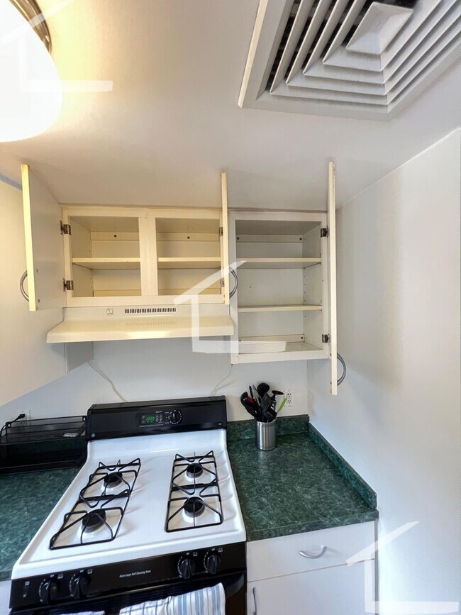 Building Photo - 983 Tremont St