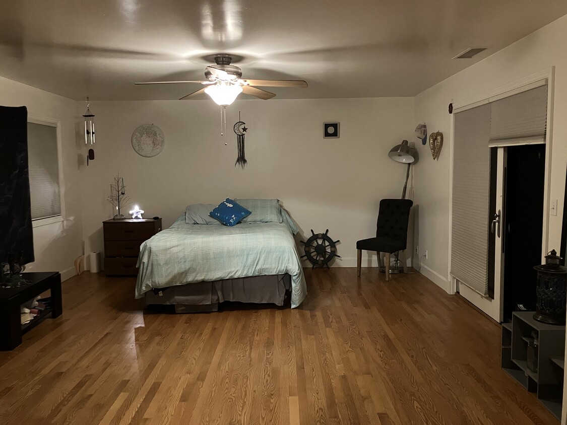 Master bedroom can fit up to 2 Queen sized beds and still have room - 1032 E Haley St