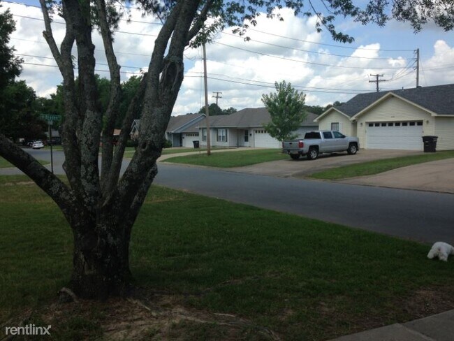 Foto del edificio - 2 br, 1 bath Apartment - 1104 Braden St