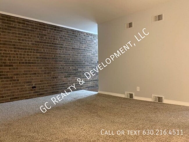 Building Photo - ***GENEVA LOCATION / 2BDRM - 1BTH / LAUNDR...