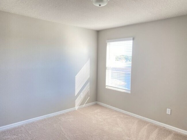 Building Photo - Beautiful Brand New 4 bedroom, 2 1/2 bath ...