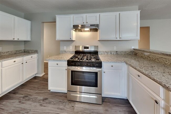 Building Photo - 2039 Greencrest Dr
