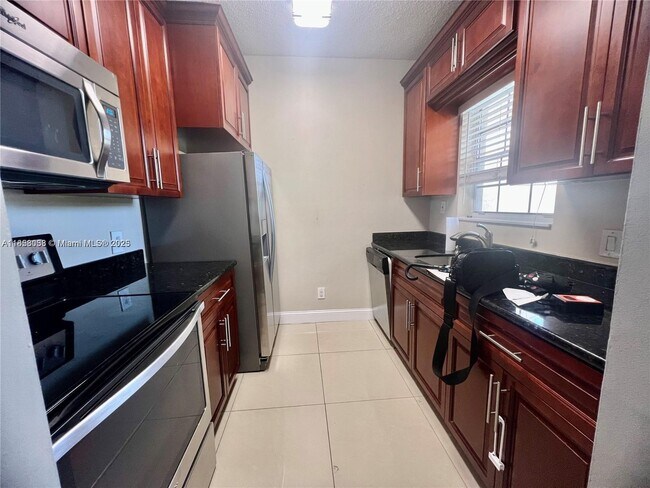 Foto del edificio - 660 Cypress Club Way