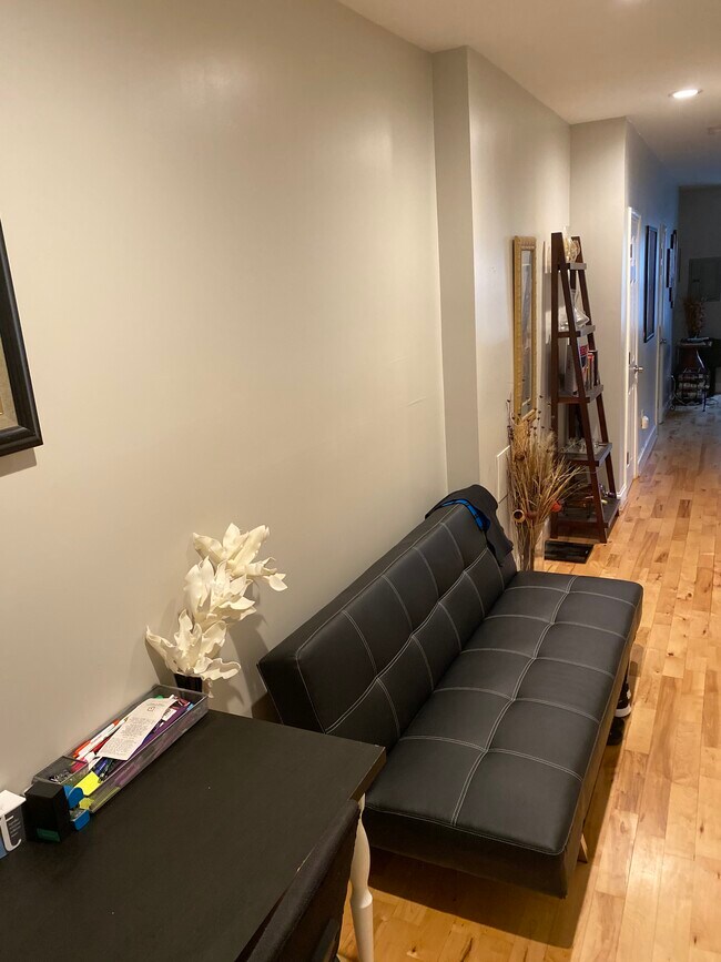 Office Space - 1618 Isherwood St NE