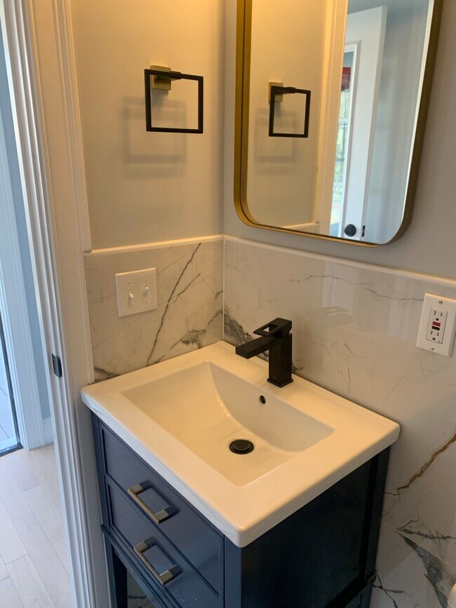 Building Photo - 32A Cameron Ave