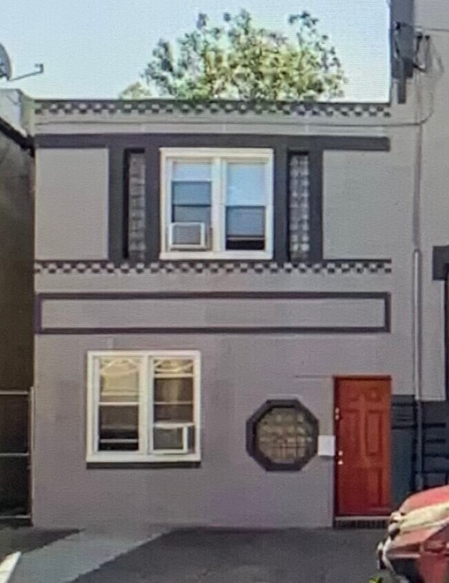 Front - 3031 Cedar St