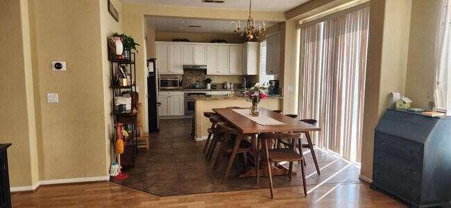 Foto del edificio - 4BD 2.5BA House with 2 Car Garage