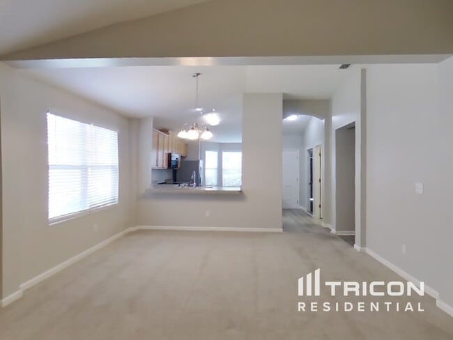 Foto del edificio - 5890 Round Table Rd