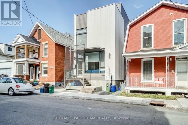Building Photo - 125 Carruthers Ave