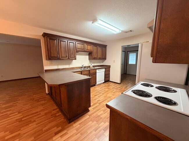 Building Photo - Discover this spacious 3-bedroom, 2-bathroom home in Russellville, AR.