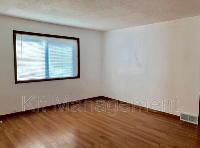 Building Photo - 758 Wyman St