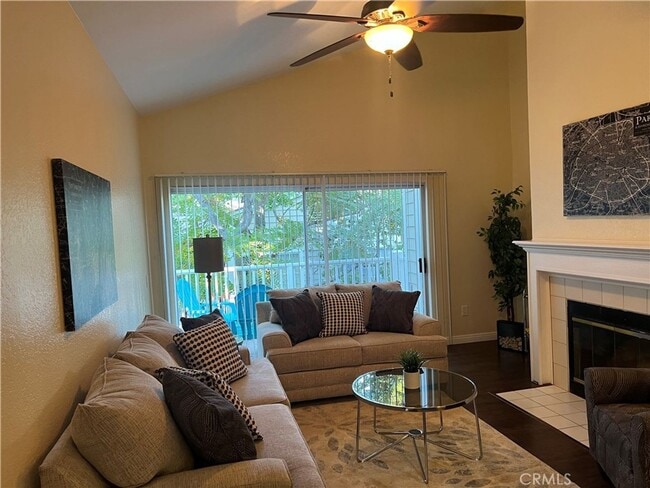 Building Photo - Upper Level Condo for LEASE | 2 Bed/2 Bath...