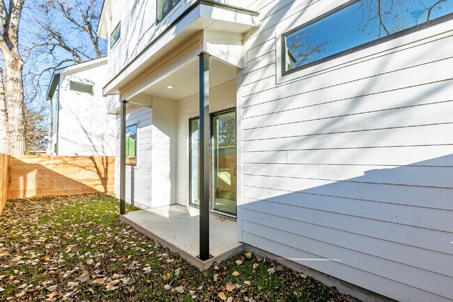 Building Photo - Spacious 3-Bedroom Home in East Austin Holly Neighborhood with 2.5 Bathrooms