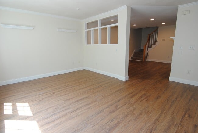 Building Photo - 1 Maple Ridge Dr