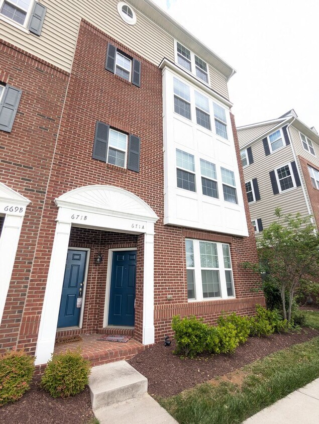 Foto principal - Two Level END UNIT condo in East of Market...