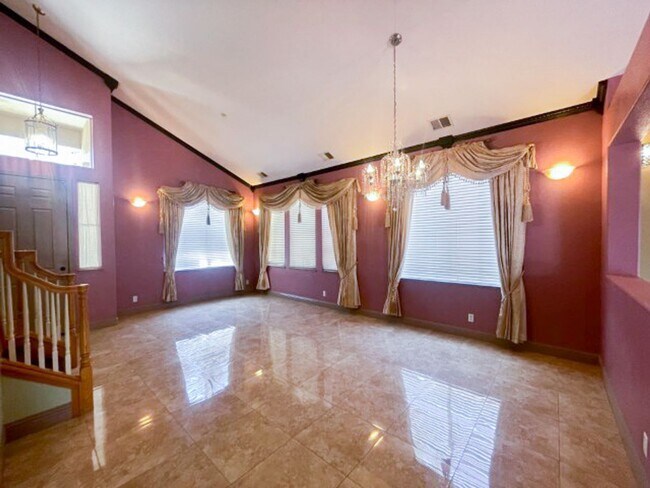 Foto del edificio - Stunning 4-bedroom 3 bathroom 2114sqft hom...
