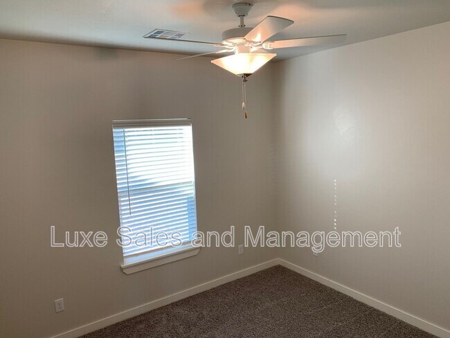 Foto del edificio - 2325 Fallview Dr