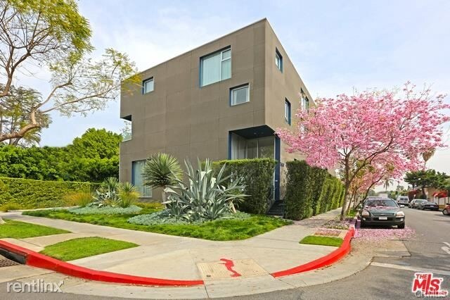 Foto del edificio - 7917 Willoughby Ave