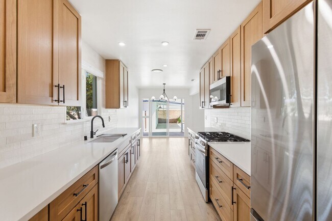 Foto del edificio - Beautiful modern 3 Bed + 3 Bath House + Pool + Garage