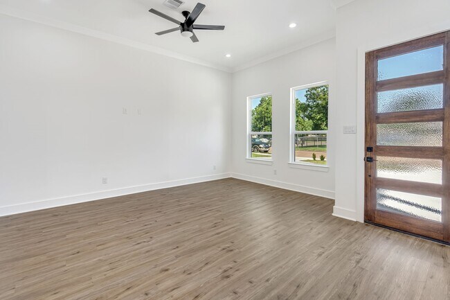 Foto del edificio - 5642 Hirondel St