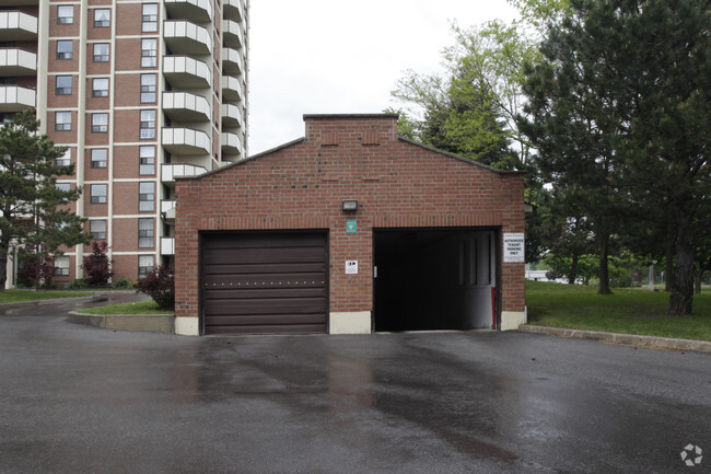 Photo du bâtiment - Bayview Towers