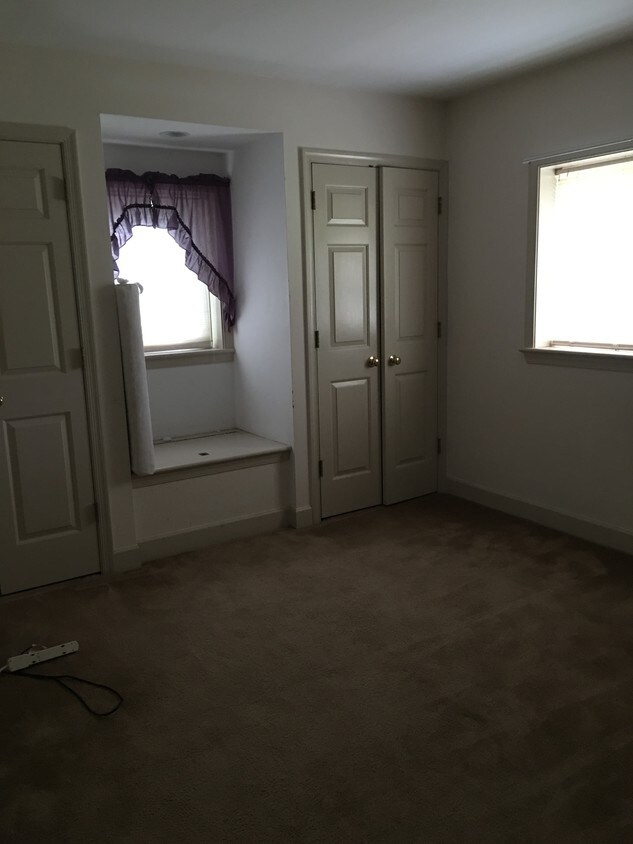 Dormitorio principal, asiento junto a la ventana, almacenamiento de cedro. - 5828 Township Line Rd