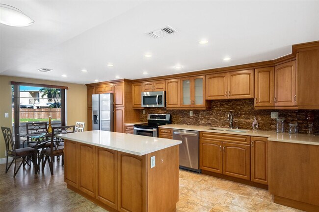 Foto del edificio - 822 NE 25th Ave