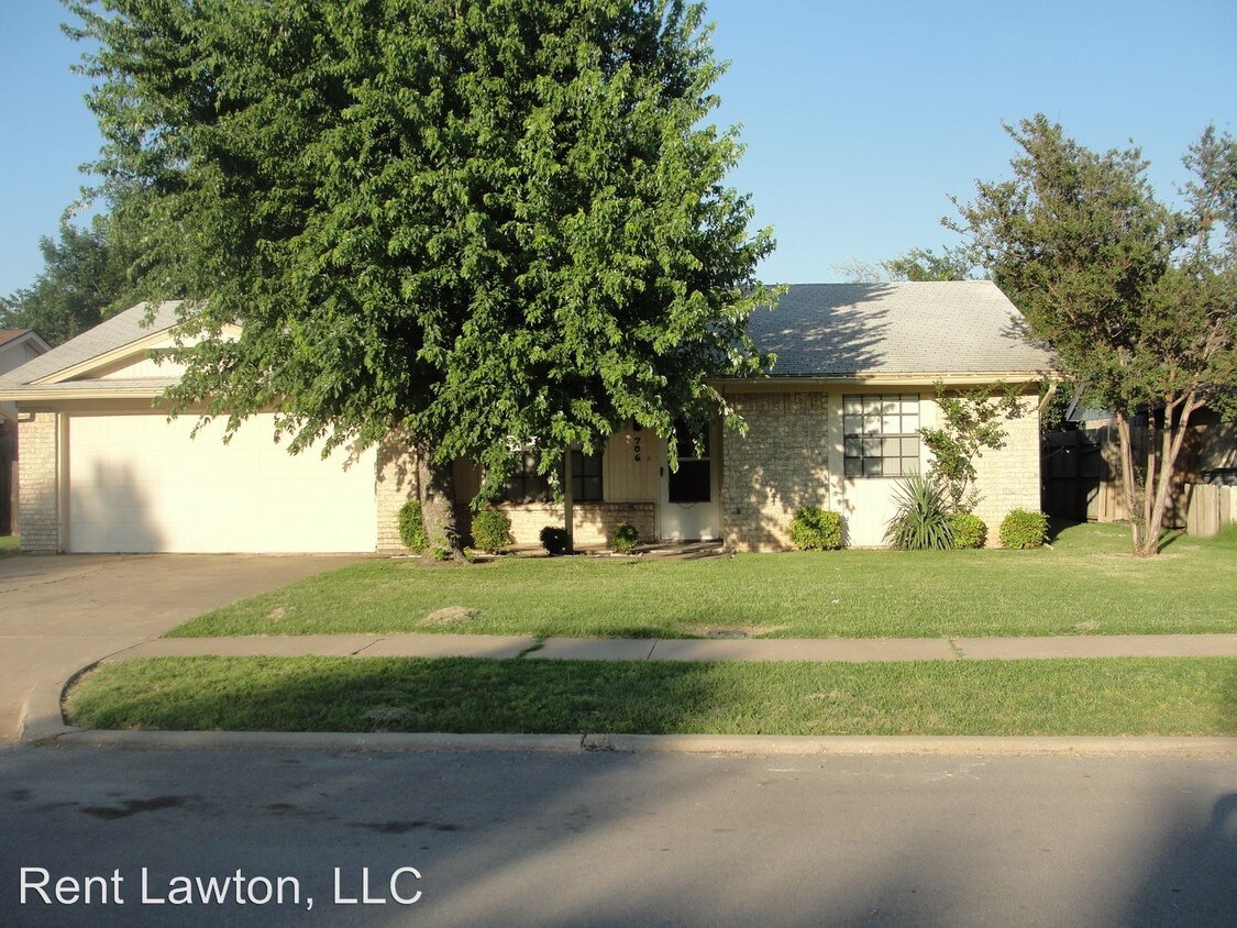 Primary Photo - 706 SW Chaucer Dr