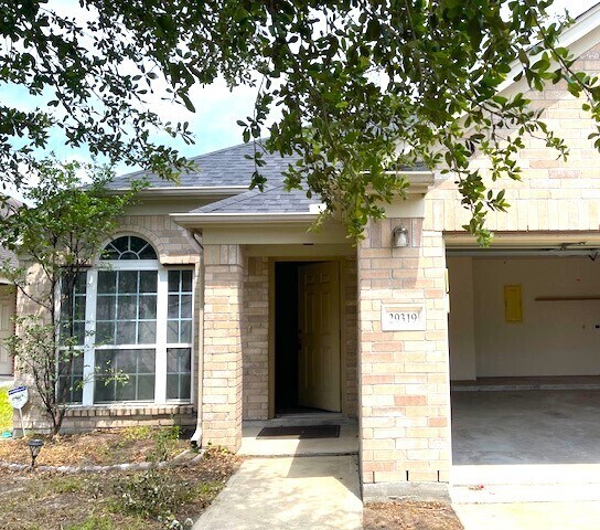 Building Photo - Great Location, wonderful Schools, 1 Block...