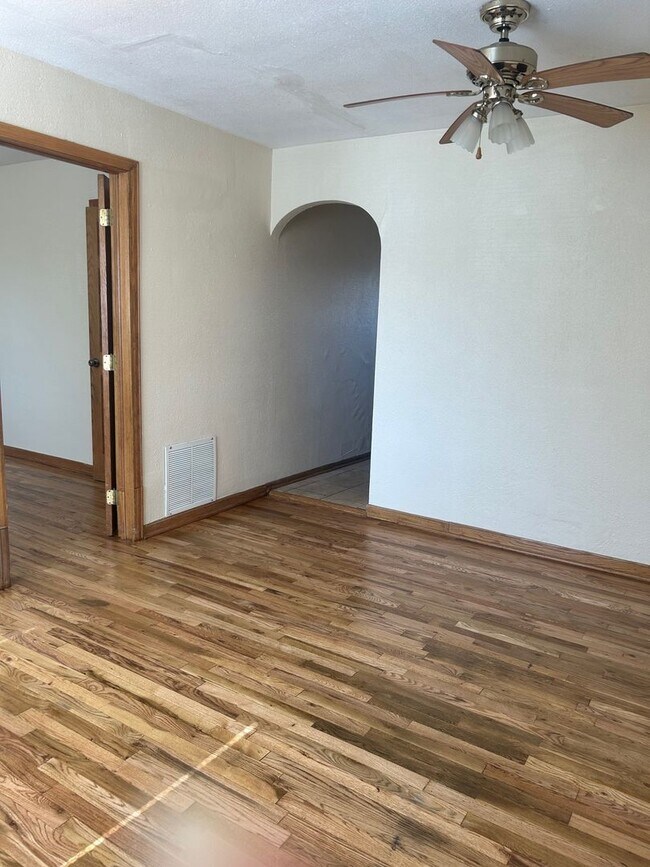 Building Photo - Great Location/Centrally Located! 1 BR/1BA