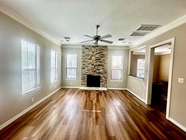 Building Photo - 11627 Royal Oaks Trce