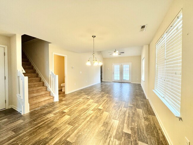 Foto del edificio - 3 Bedroom End Unit in Robyn's Glen !