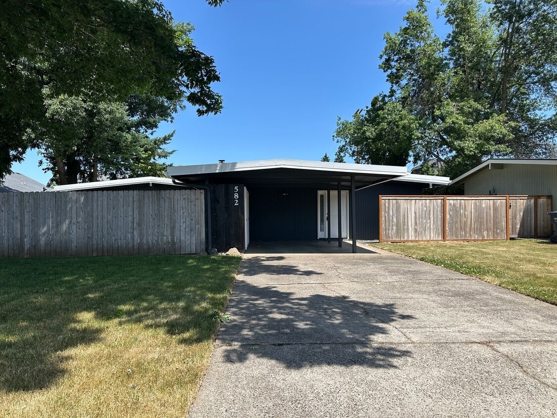 Foto principal - Beautifully updated 2 bedroom 1 bath duple...