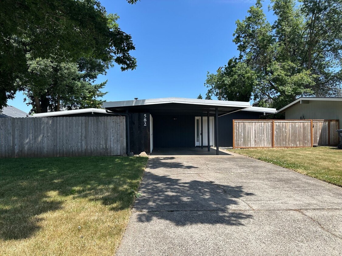 Primary Photo - Beautifully updated 2 bedroom 1 bath duple...