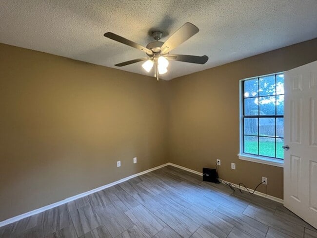 Building Photo - Renovated 2 Bedroom 1 Bath Home for Rent!!