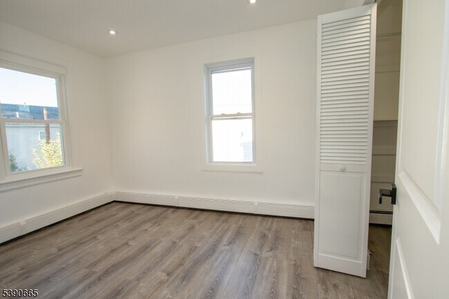Foto del edificio - 84 E Clifton Ave