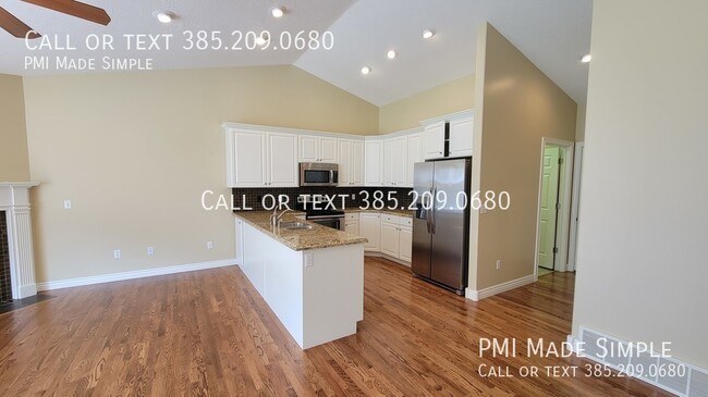 Building Photo - Come Home to Main Level Living in Quiet Ne...