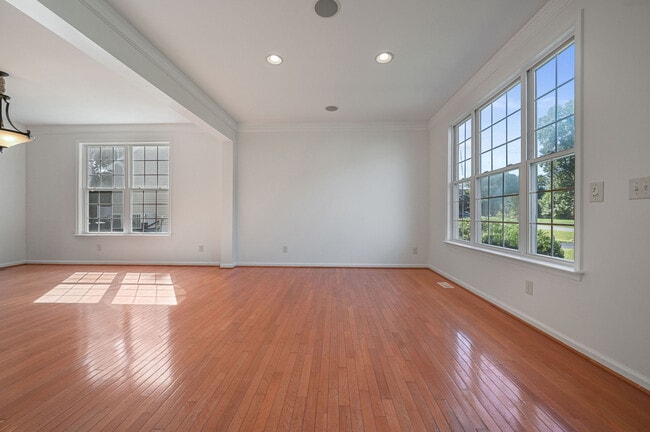 Building Photo - 438 Lorraine Dr