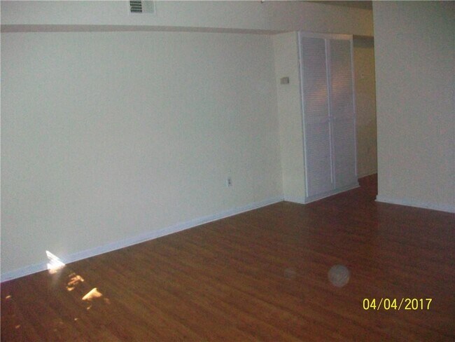 Building Photo - 407 College St