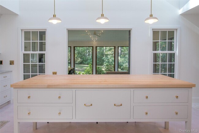 Building Photo - 210 Robinson Ln